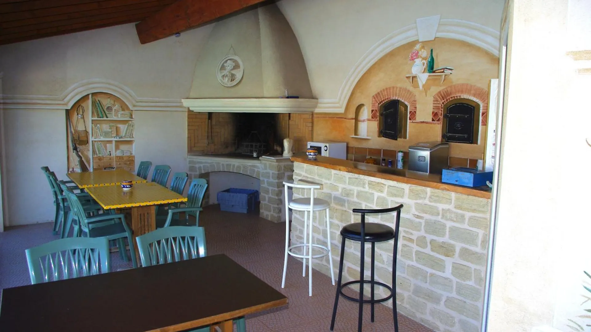 Holiday home Gite Le Mas De L'Amandier Saint-Saturnin-les-Avignon