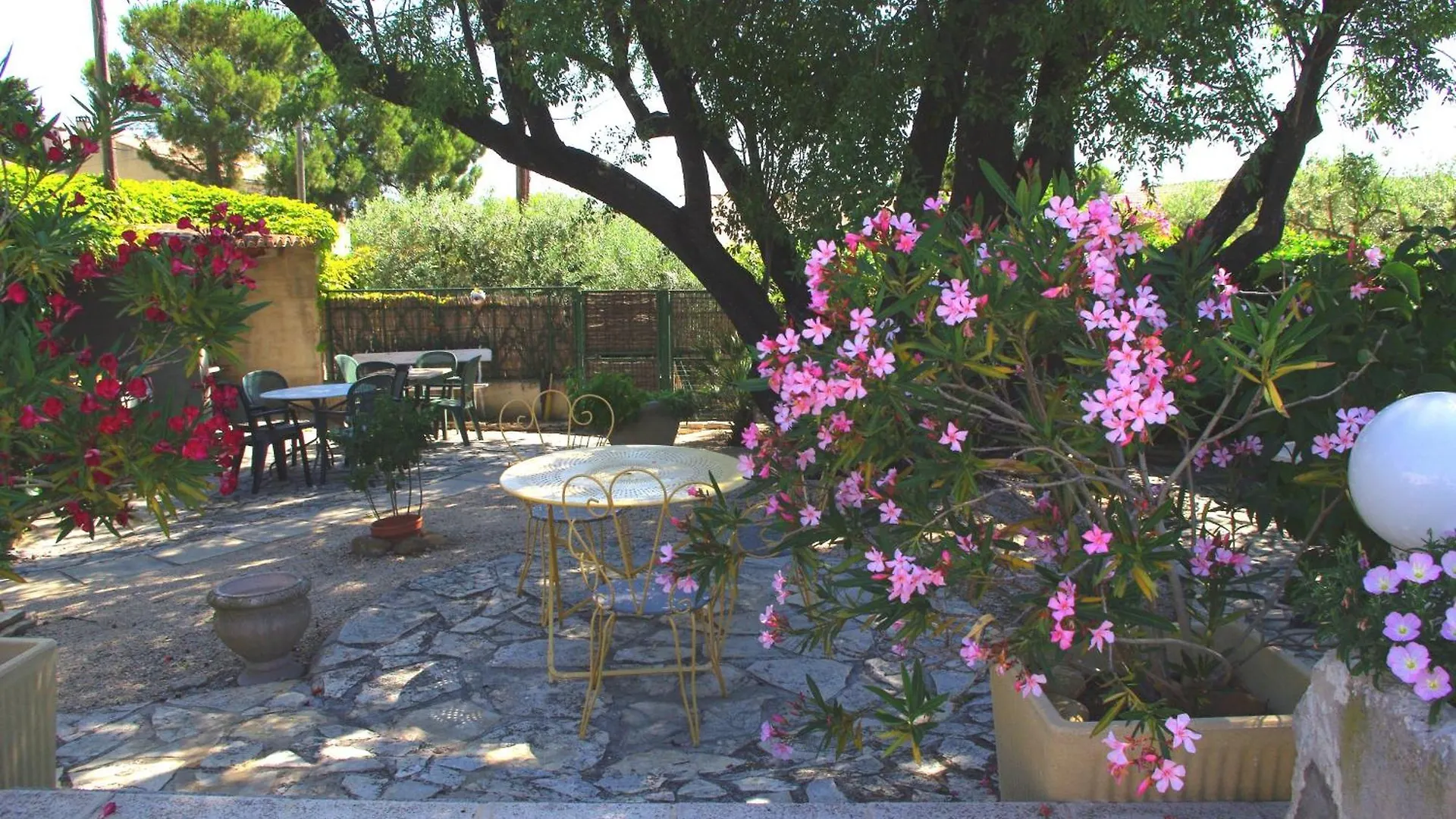 Holiday home Gite Le Mas De L'Amandier Saint-Saturnin-les-Avignon France