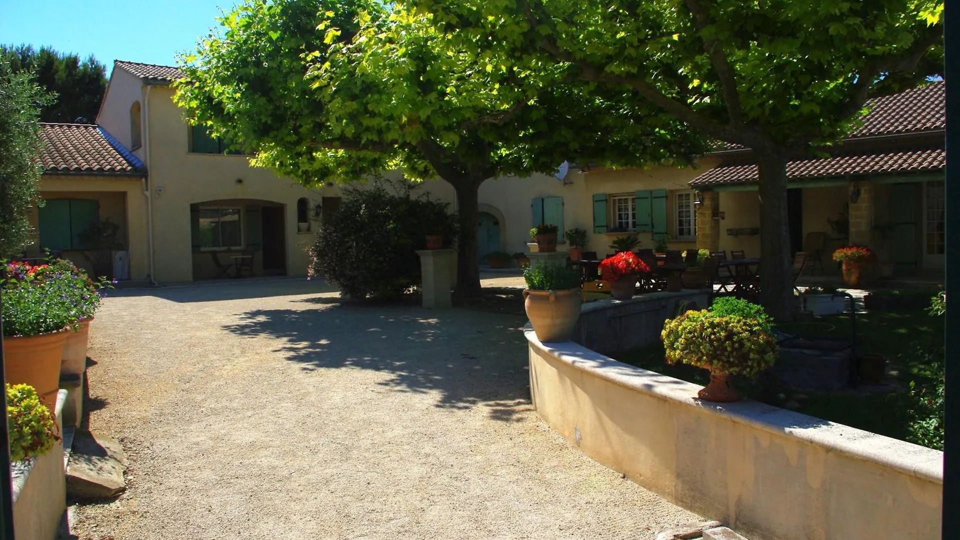 Gite Le Mas De L'Amandier Saint-Saturnin-les-Avignon 0*,