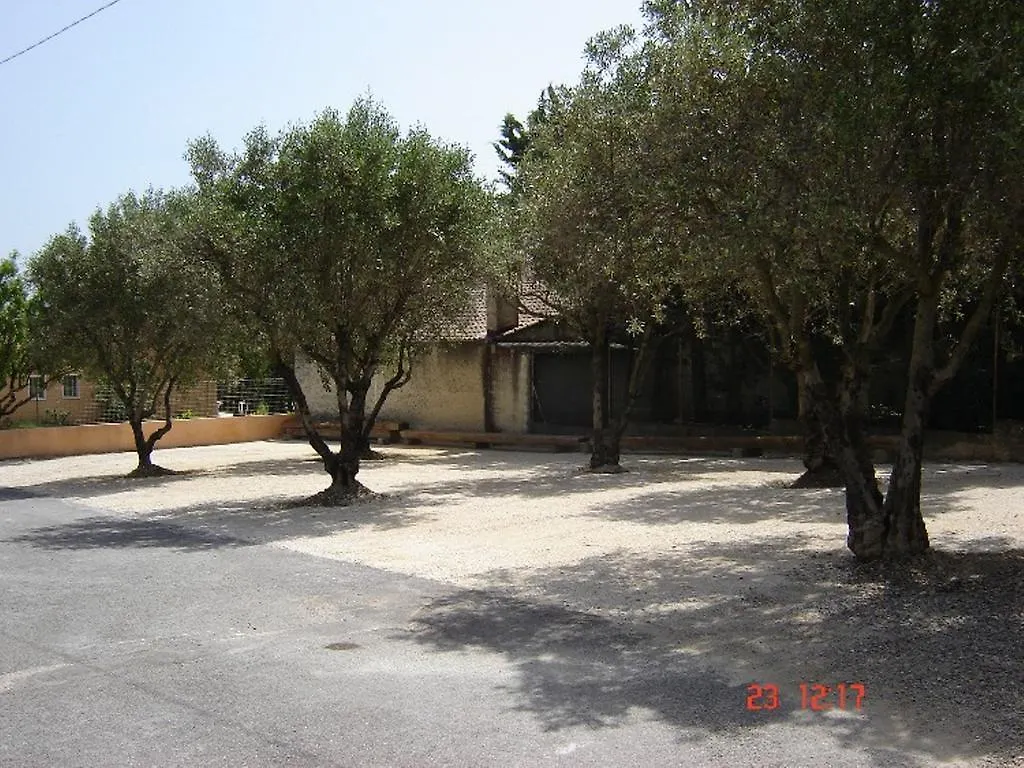 Gite Le Mas De L'Amandier Saint-Saturnin-les-Avignon France